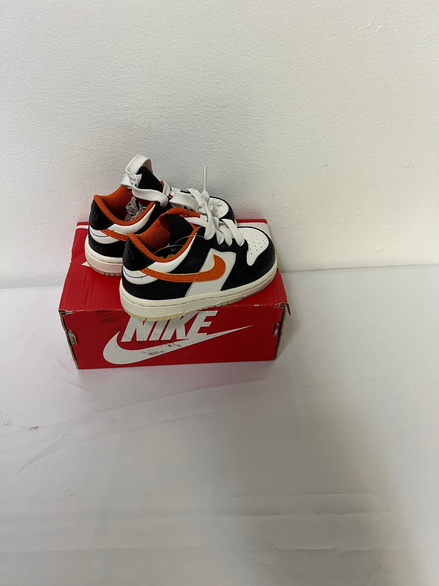 New Nike Dunk Lo Size 5C (Halloween)
