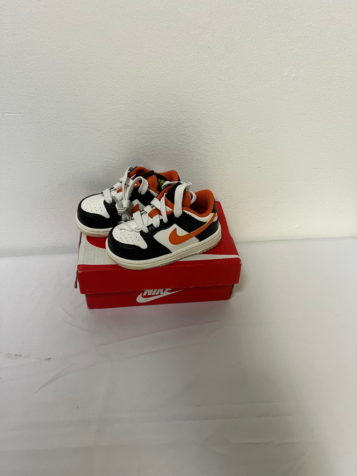 New Nike Dunk Lo Size 5C (Halloween)