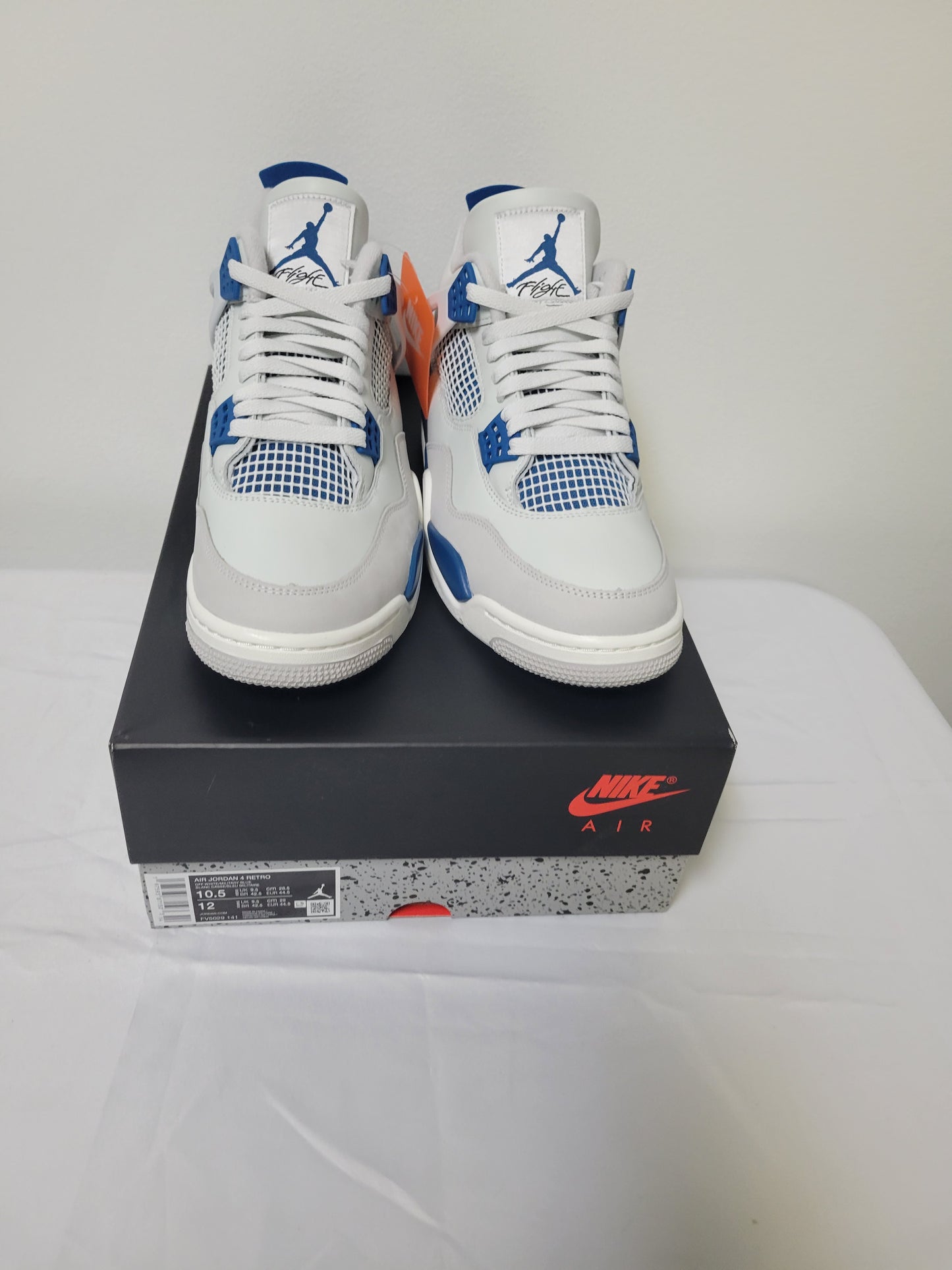 *New* Air Jordan 4 Retro Size 10.5 Mens / 12 Womens