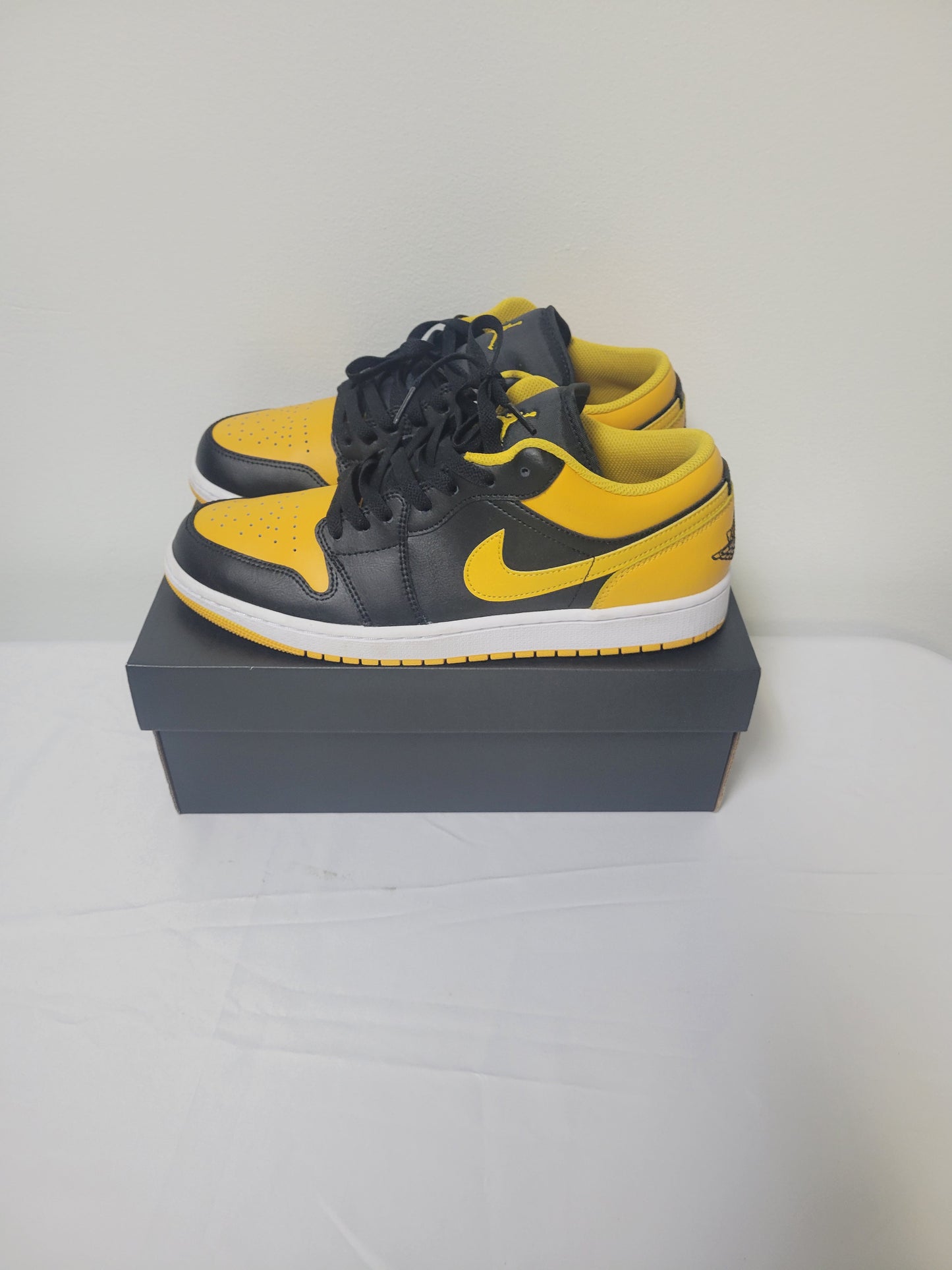 Air Jordan 1 Low Size 10.5 University Gold