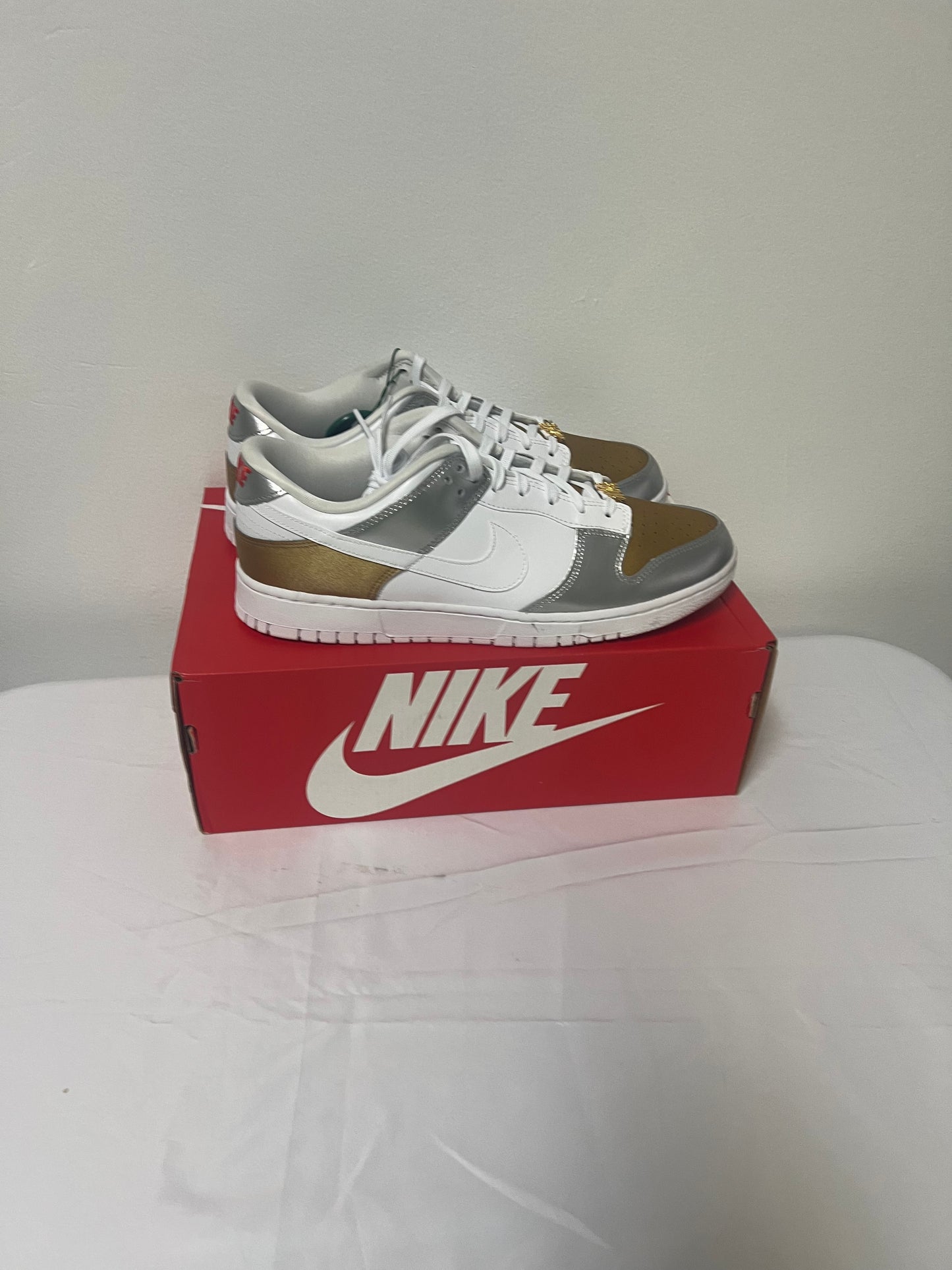 Pre- Own WMNS Nike Dunk Low SE Size 12 / 10.5 Men’s