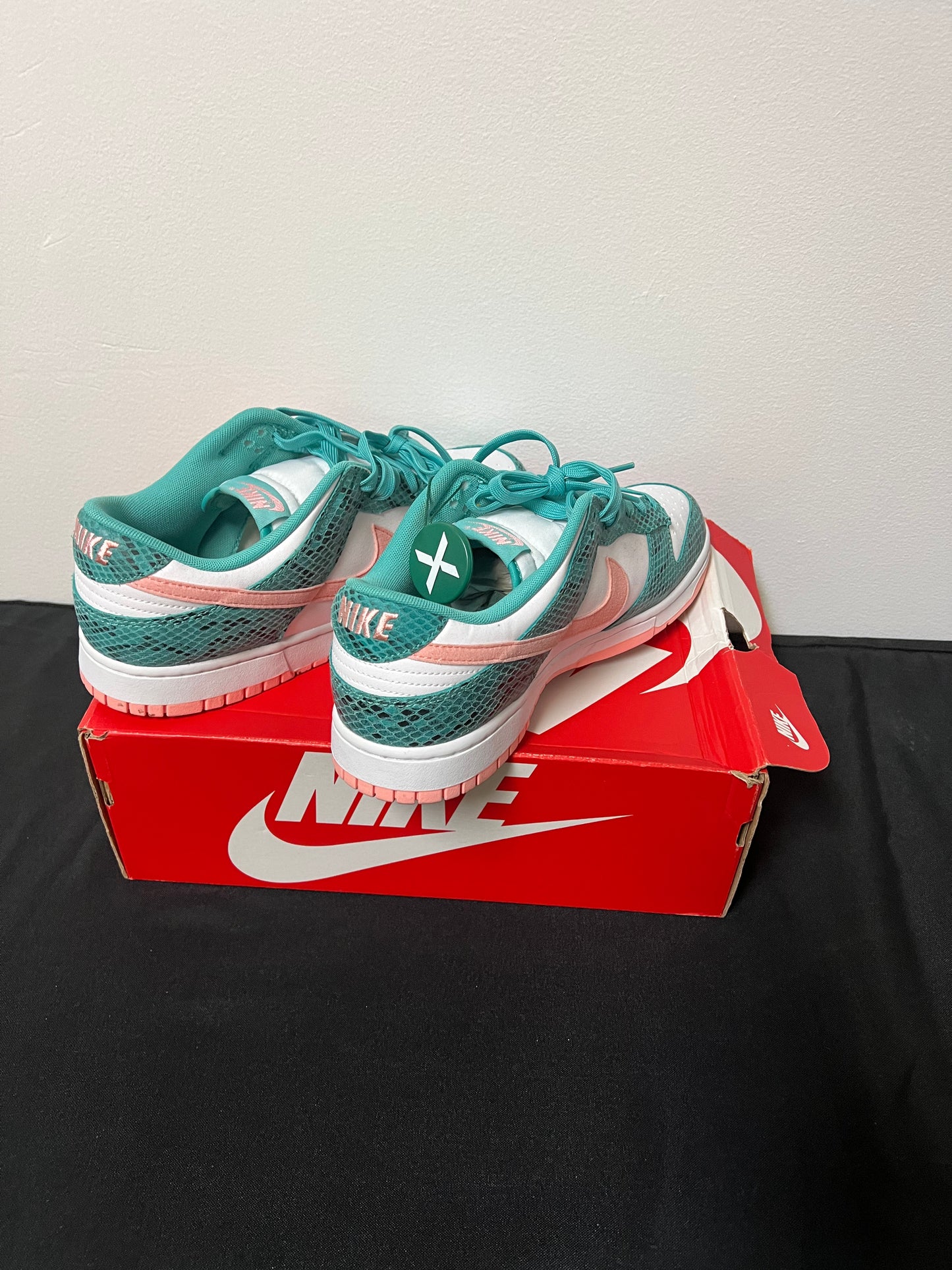 Pre-Owned Nike Dunk (Teal and Pink) Size 11 Men’s