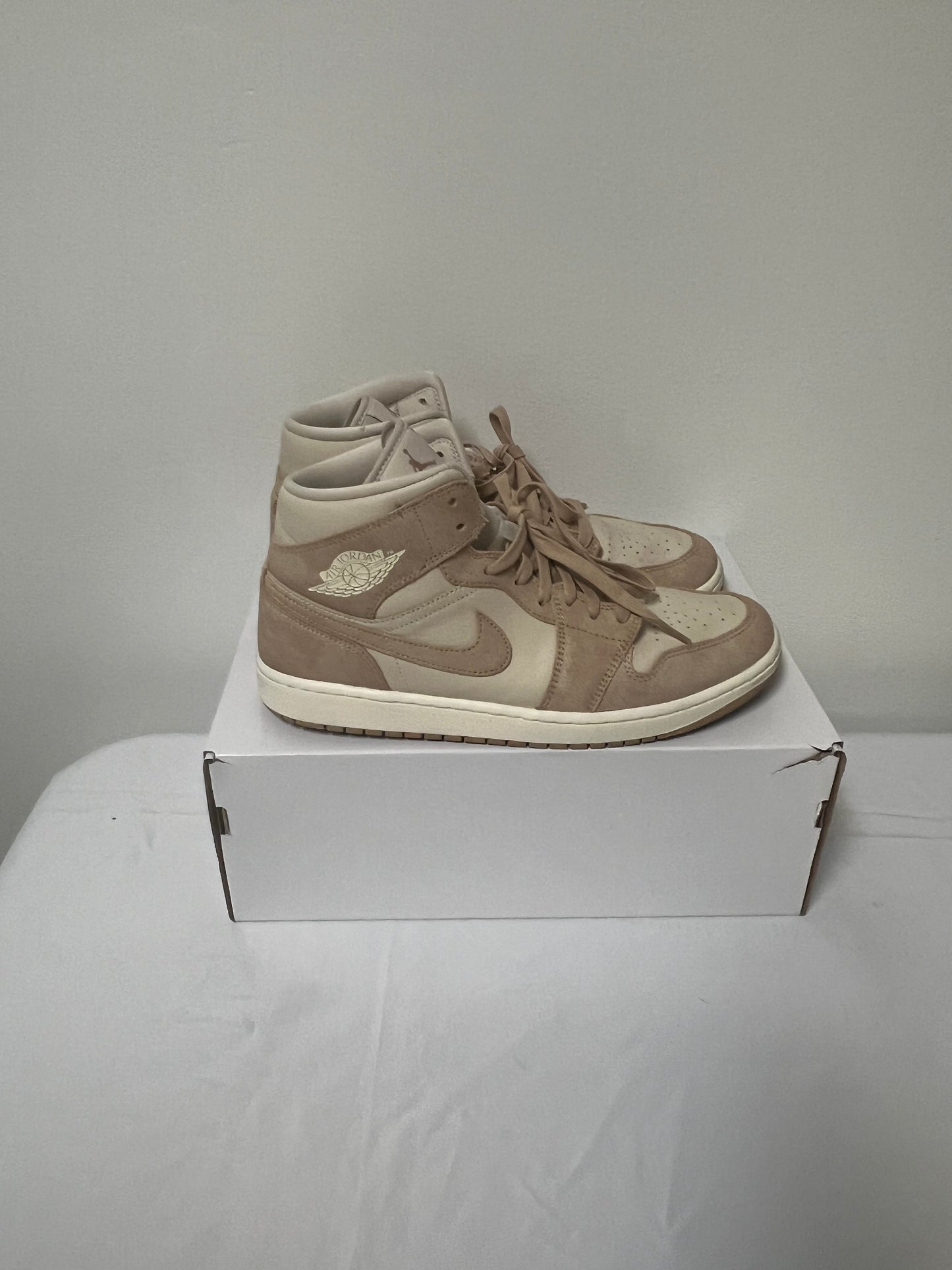 WMNS Air Jordan 1 MID SE